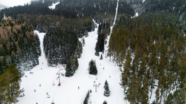 Karakol, Kırgızistan - 21 Ocak 2024: Kayakçıların ve teleferiğin tatil beldesinde havadan görünüşü