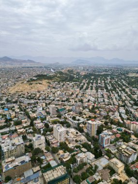 Afganistan 'ın Kabil şehrinin hava görüntüsü. Tepelerde arabaları ve evleri olan şehir yolu.