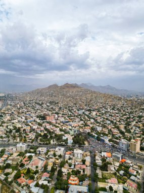 Afganistan 'ın Kabil şehrinin hava görüntüsü. Tepelerde arabaları ve evleri olan şehir yolu.