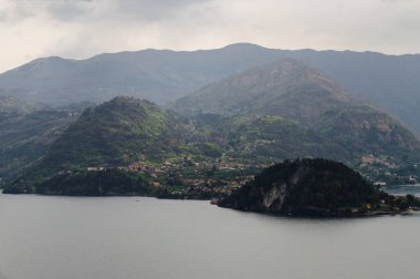 Lombardy, İtalya 'daki Como Gölü üzerinde bulutlu bir gün
