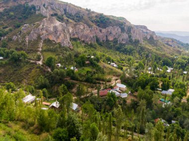 Kırgızistan 'ın Jalal-Abad bölgesindeki büyük vahşi ceviz (Juglans regia) ormanlarıyla bilinen Arslanbob köyünün havadan görünüşü