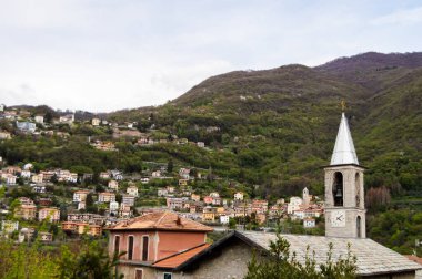 İtalya 'da Casale Corte Cerro şehrinin tepelerindeki evler