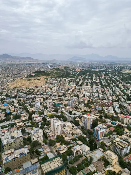 Afganistan 'ın Kabil şehrinin hava görüntüsü. Tepelerde arabaları ve evleri olan şehir yolu.