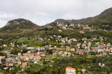 İtalya 'daki Como Gölü yakınlarındaki tepelerde evler