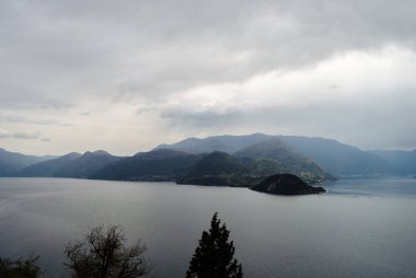 Lombardy, İtalya 'daki Como Gölü üzerinde bulutlu bir gün