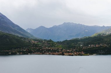 Lombardy, İtalya 'daki Como Gölü üzerinde bulutlu bir gün