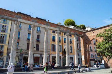 Milan, İtalya - 14 Mart 2023: Milano 'da tarihi sütunlar, şehrin modern mimarisine karşı birleşerek, eski ve yeni yapıları harmanlıyor