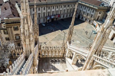 Milan, İtalya - 14 Mart 2023: Milano Katedrali aşağıdaki hareketli Piazza 'ya tepeden bakan yüksek açılı manzara