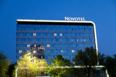 Almaty, Kazakistan - 28 Nisan 2023: Kok Tobe Hill Gondola binalı Novotel