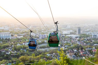 Almaty 'deki Kok-tobe tepesine giden teleferik yolu.
