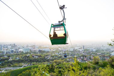 Almaty 'deki Kok-tobe tepesine giden teleferik yolu.