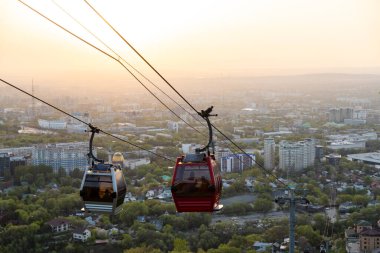 Almaty 'deki Kok-tobe tepesine giden teleferik yolu.