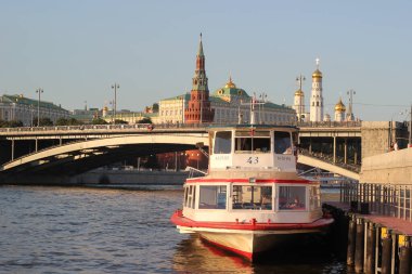 Moskova, Rusya - 8 Ağustos 2016: Moskova teknesi nehirde