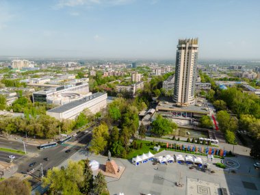 Almaty, Kazakistan - 28 Nisan 2023: Almaty şehrindeki Kazakistan otelinin havadan görünüşü