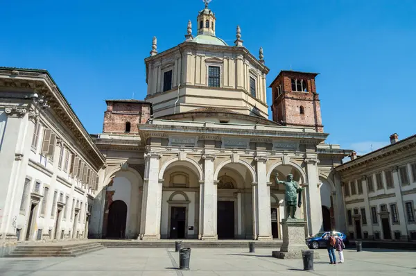 Milan, İtalya - 14 Mart 2023: Milano 'da tarihi bir heykel ile şehrin zengin kültürel mirasını vurgulayan çarpıcı bir klasik mimari manzarası