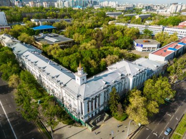 Almaty, Kazakistan - 28 Nisan 2023: Almaty şehrindeki Kimep Üniversitesi Binası 'nın Havadan Görünümü