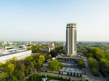 Almaty, Kazakistan - 28 Nisan 2023: Almaty şehrindeki Kazakistan otelinin havadan görünüşü