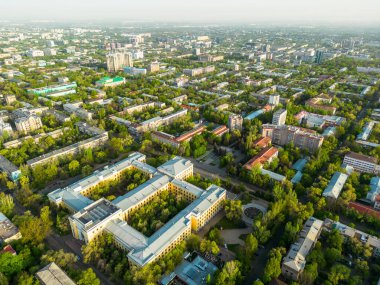 Güneşli bahar gününde Almaty şehrinin havadan görünüşü