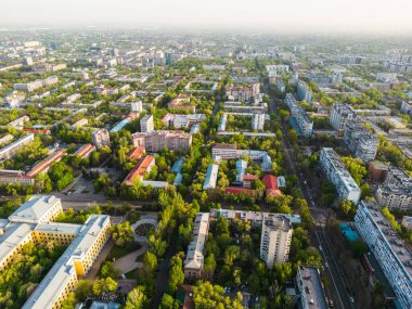 Güneşli bahar gününde Almaty şehrinin havadan görünüşü