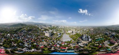 Güneşli bahar gününde arka planda karlı dağlarla birlikte Almaty City 'nin televizyon kulesi manzarası 360 derece.