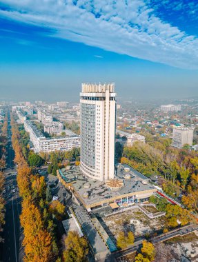 Almaty, Kazakistan - 28 Ekim 2023: Almaty şehrindeki Kazakistan otelinin havadan görünüşü