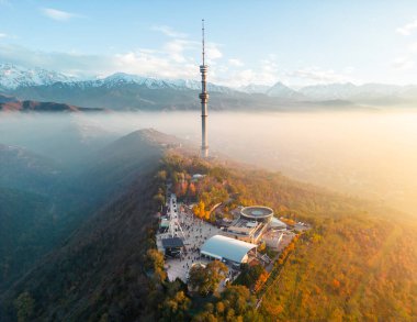 Televizyon Kulesi ve Almaty City 'deki eğlence parkı ile Kok-Tobe tepesinin havadan görüntüsü.