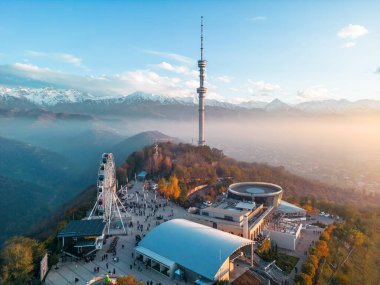 Televizyon Kulesi ve Almaty City 'deki eğlence parkı ile Kok-Tobe tepesinin havadan görüntüsü.