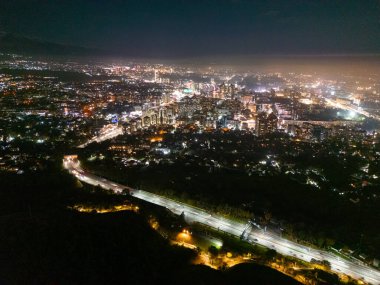 Geceleri Almaty City otoyollarının havadan görünüşü