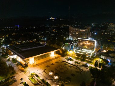 Almaty, Kazakistan - 28 Ekim 2023: Almaty City Kazakistan 'daki Cumhuriyet Sarayı ile birlikte Abai Meydanı' nın havadan görünüşü. Abai bir Kazak şair, besteci ve ilahiyatçı filozoftu.