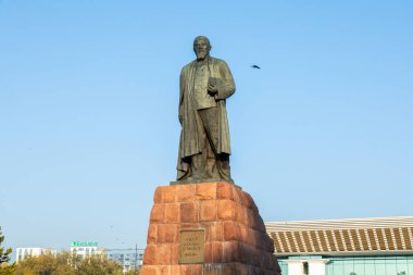 Almaty, Kazakistan - 28 Ekim 2023: Kazakistan 'daki Abai Qunanbaiuly anıtı. Abai bir Kazak şair, besteci ve teolog filozoftu. Yazarlar heykeltıraş H.I. Nauryzbaev, ve mimar I. Belotserkovsky