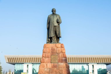 Almaty, Kazakistan - 28 Ekim 2023: Kazakistan 'daki Abai Qunanbaiuly anıtı. Abai bir Kazak şair, besteci ve teolog filozoftu. Yazarlar heykeltıraş H.I. Nauryzbaev, ve mimar I. Belotserkovsky