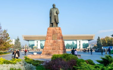 Almaty, Kazakistan - 28 Ekim 2023: Kazakistan 'daki Abai Qunanbaiuly anıtı. Abai bir Kazak şair, besteci ve teolog filozoftu. Yazarlar heykeltıraş H.I. Nauryzbaev, ve mimar I. Belotserkovsky