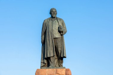 Almaty, Kazakistan - 28 Ekim 2023: Kazakistan 'daki Abai Qunanbaiuly anıtı. Abai bir Kazak şair, besteci ve teolog filozoftu. Yazarlar heykeltıraş H.I. Nauryzbaev, ve mimar I. Belotserkovsky