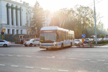 Almaty, Kazakistan - 28 Ekim 2023: Almaty caddesinde tramvay