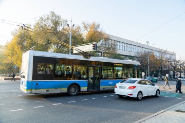 Almaty, Kazakistan - 28 Ekim 2023: Almaty caddesinde tramvay