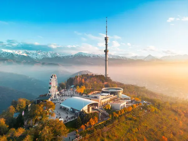 Televizyon Kulesi ve Almaty City 'deki eğlence parkı ile Kok-Tobe tepesinin havadan görüntüsü.