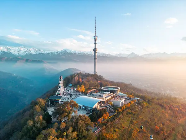 Almaty, Kazakistan - 28 Ekim 2023: Almaty City 'deki Televizyon Kulesi ve lunaparkı ile Kok-Tobe tepesinin havadan görünüşü