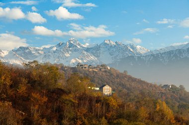 Almaty şehri karla kaplı Kok Tobe tepesinden bir manzara