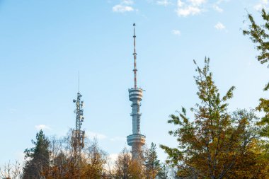 Güneşli bir günde Almaty şehrinin Televizyon Kulesi