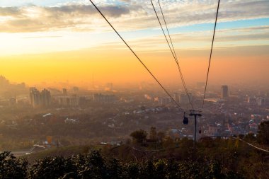 Almaty Kazakistan 'daki Kok-tobe tepesine giden teleferik yolu.
