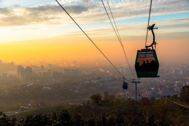 Almaty Kazakistan 'daki Kok-tobe tepesine giden teleferik yolu.