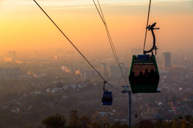 Almaty, Kazakistan - 28 Ekim 2023: Almaty Kazakistan 'daki Kok-tobe tepesine giden kablo araba yolu