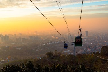 Almaty, Kazakistan - 28 Ekim 2023: Almaty Kazakistan 'daki Kok-tobe tepesine giden kablo araba yolu