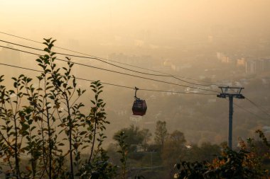 Almaty Kazakistan 'daki Kok-tobe tepesine giden teleferik yolu.