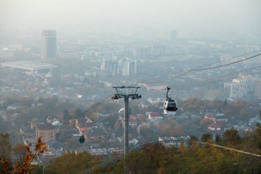 Almaty Kazakistan 'daki Kok-tobe tepesine giden teleferik yolu.