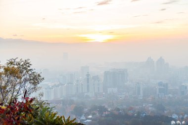 Sisli bir günde Almaty Kazakistan