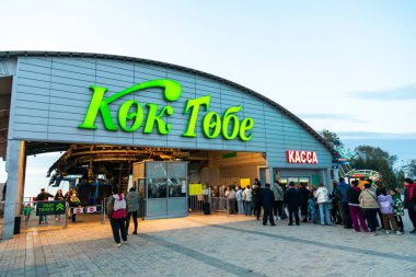 Almaty, Kazakistan - 28 Nisan 2023: Almaty şehrindeki Kok-Tobe tepesindeki teleferik giriş binası