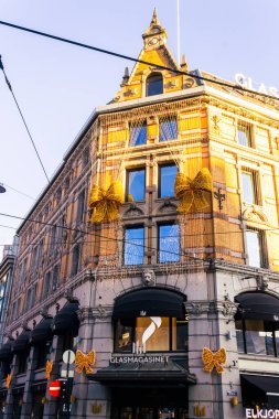 Oslo, Norveç - 15 Ekim 2021: Gün batımında ışıklar ve büyük fiyonklarla dekore edilen bina