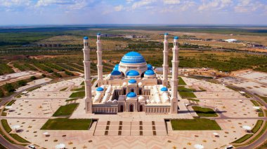 Kazakistan 'daki Astana Büyük Camii' nin havadan görünüşü. Orta Asya 'daki en büyük camidir ve dünyanın en büyük camilerinden biridir.