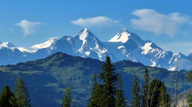 Doğu Kazakistan 'daki güzel kar kaplı Alatau dağlarının hava manzarası.
